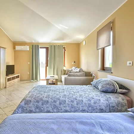 5 Bedroom In *