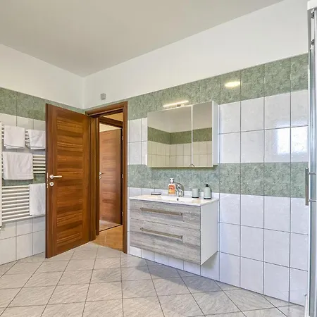 בית נופש 5 Bedroom In Galižana